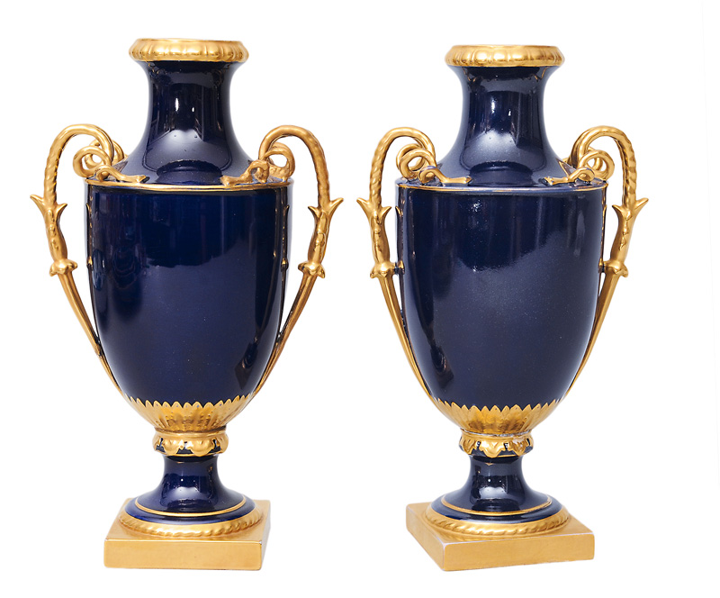 Paar Amphoren-Vasen mit Kobalt-Fond
