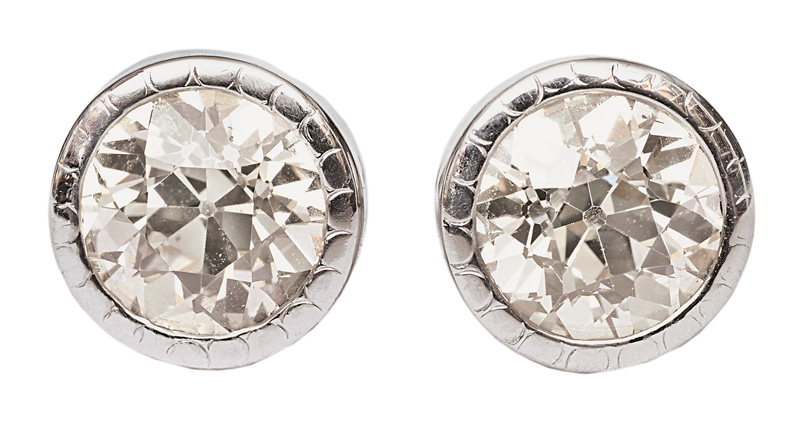 A pair of diamond earstuds