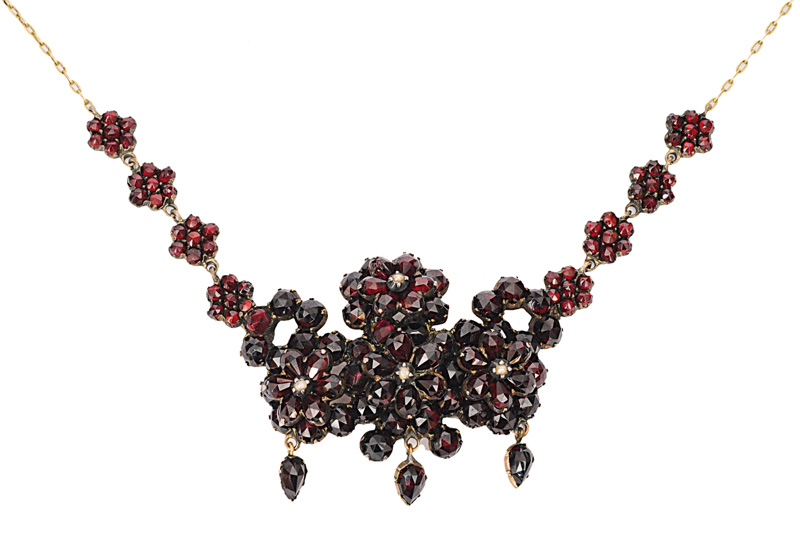 An antique garnet collier