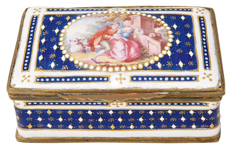 A snuff box with romantic scene A snuff box with romantic scene