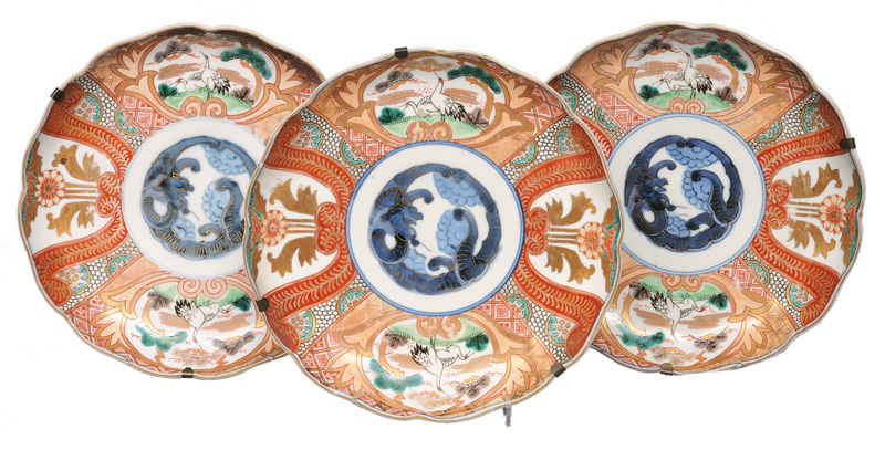 A set of 3 Imari-plates with cranes