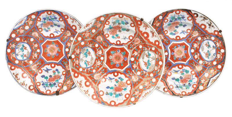 A set of 3 Imari-plates