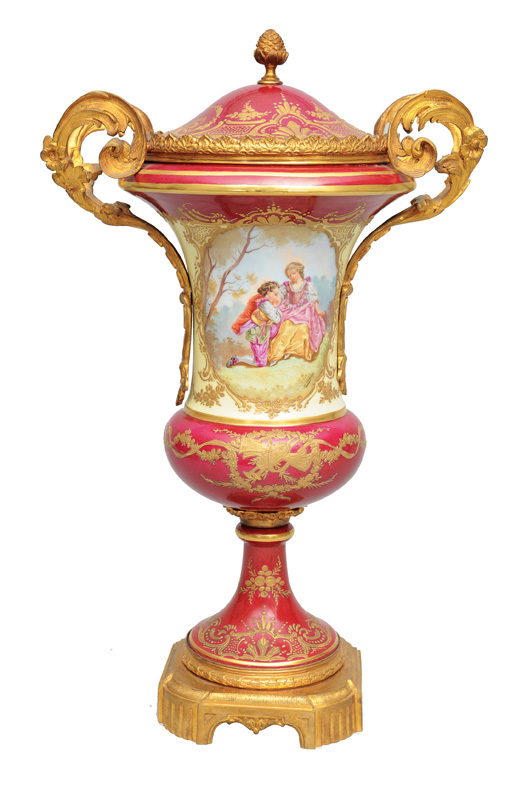 A rich cover vase with romantic scene