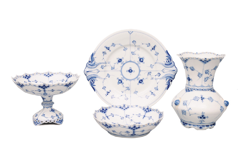 A set of 4 dinner service pieces "Blue Fluted" with full lace