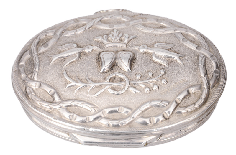 An oval Louis-XVI-box with love symbolic