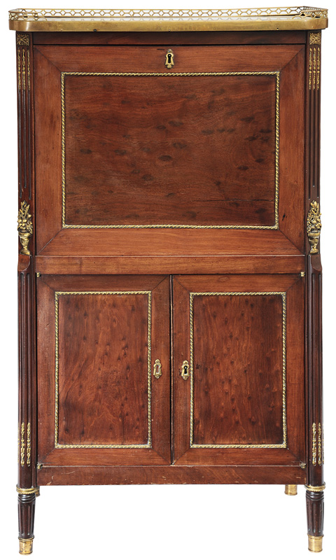 A small ladies secretaire A small ladies secretaire