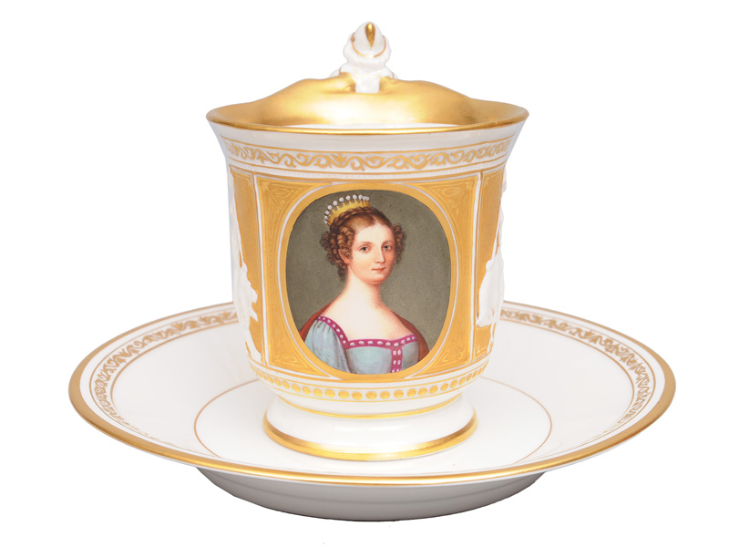 An fine opulent cup with a portrait of "Queen Luise of Prussia"