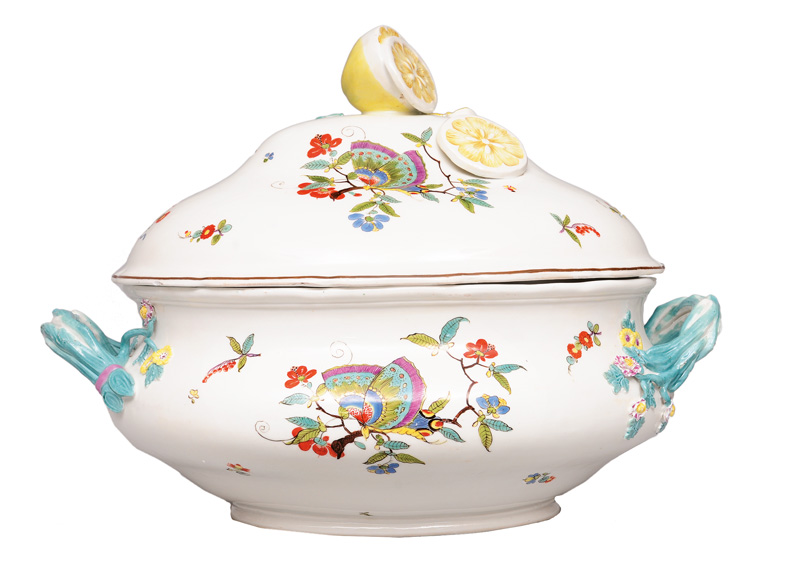 A large tureen with cover "Chinese butterfly" with lemon pommel