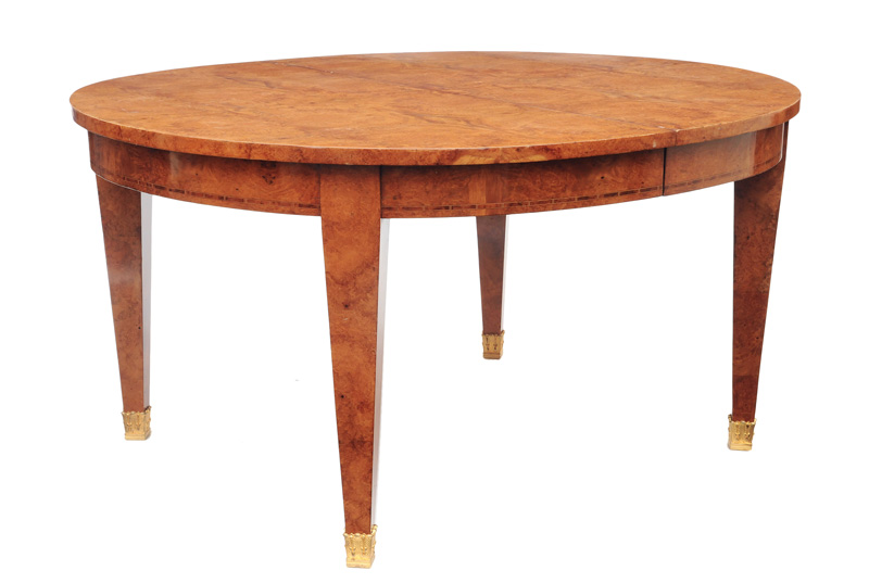 An oval extending table