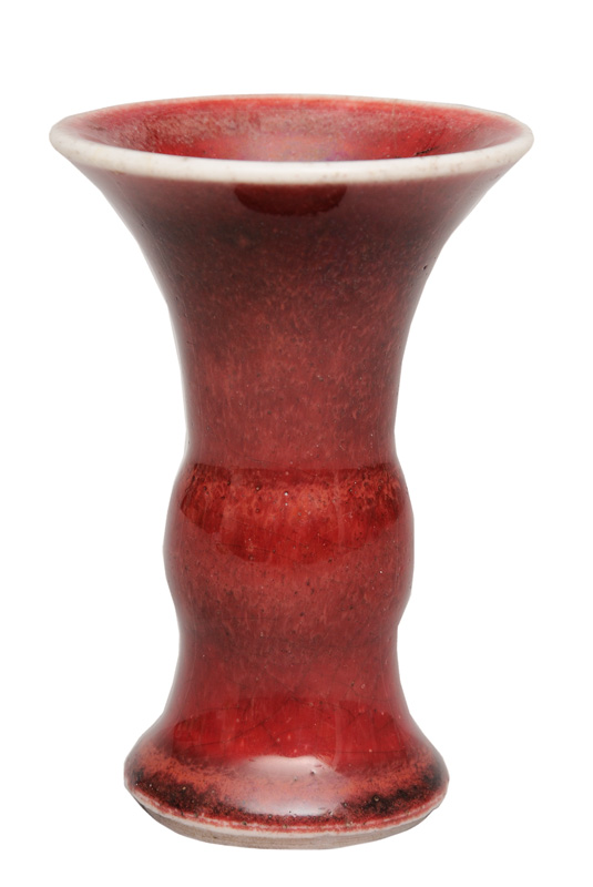 Miniatur-"Sang-de-Boeuf"-Vase in Gu-Form