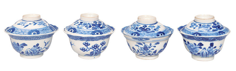 A set of 4 bowls with cover