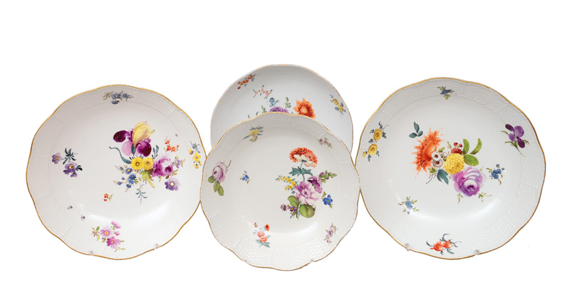 A set of 4 circular bowls with flower painting