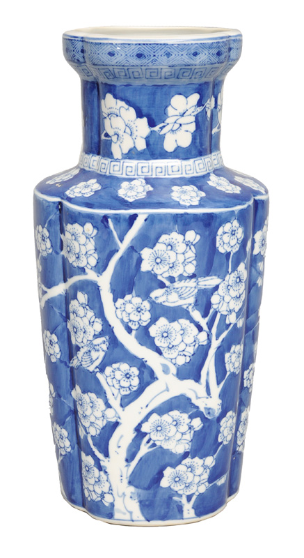 Vase mit Prunusblüten