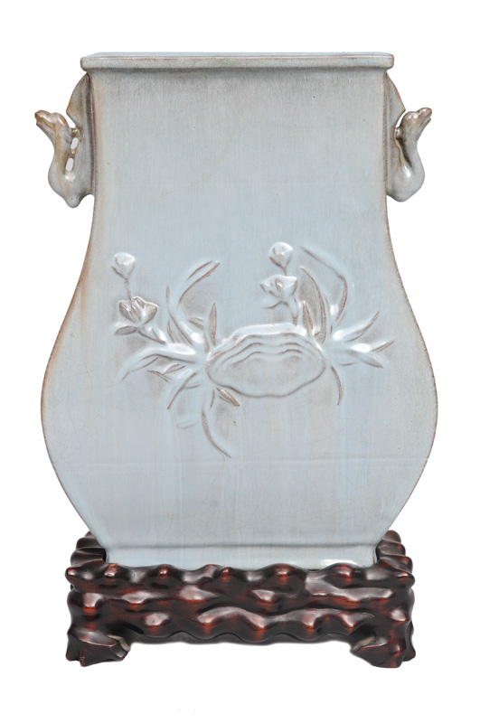 Vase in Hu-Form mit Relief-Dekor