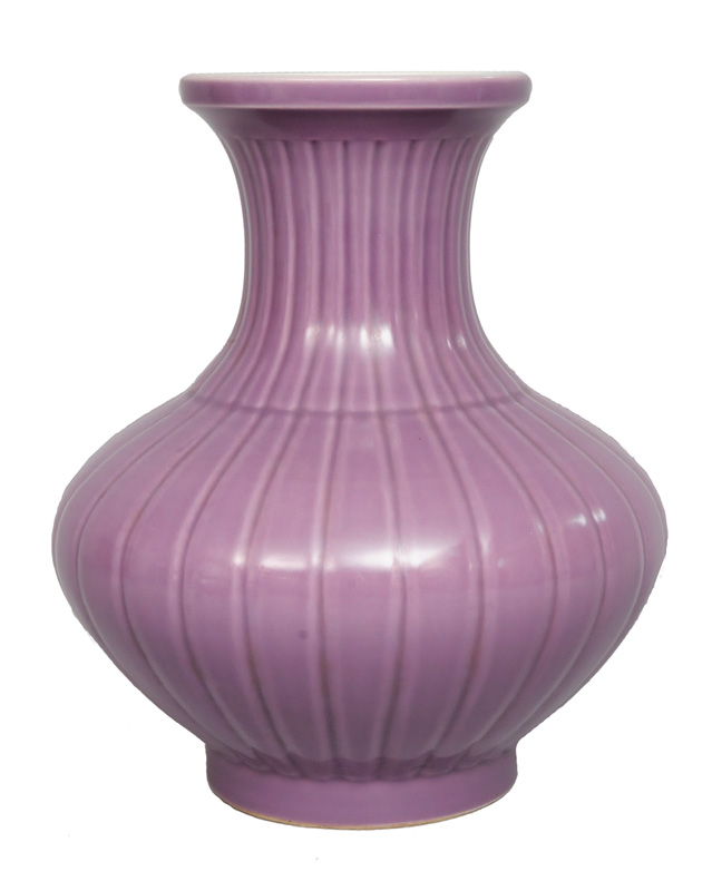A very rare monochrome lilac-coloured vase