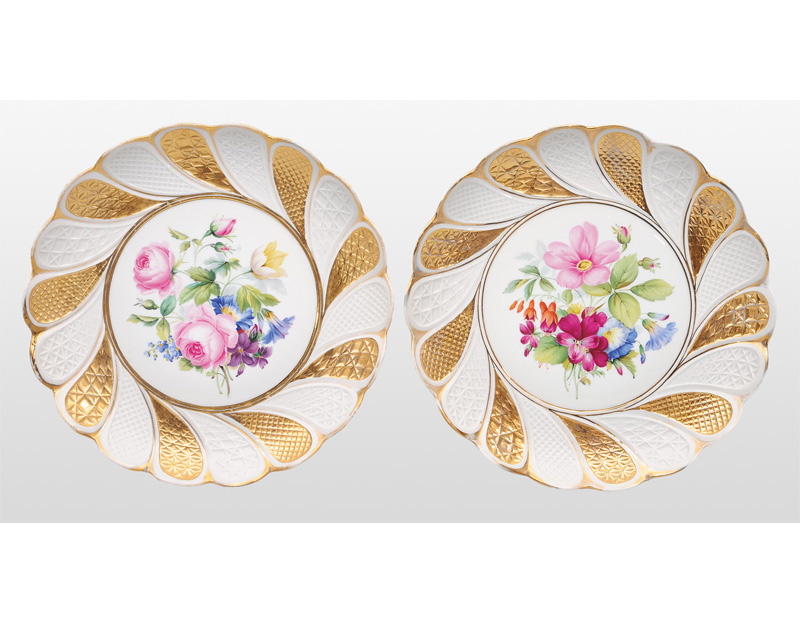Paar Prunkteller mit Blumenmalerei und Relief-Dekor
