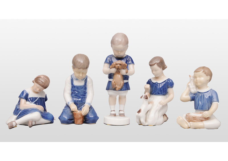 Fünf Kinderfiguren beim Spielen