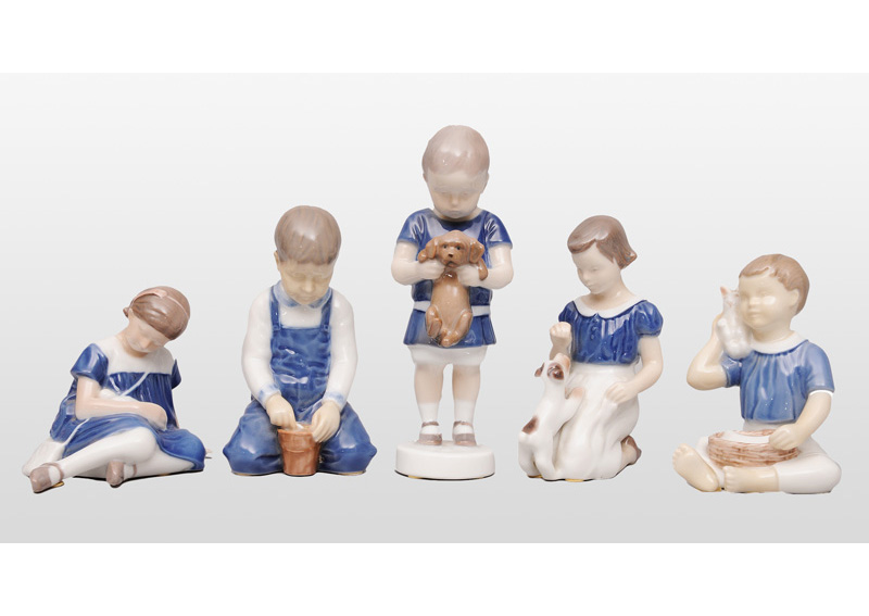 Five playing children figurines