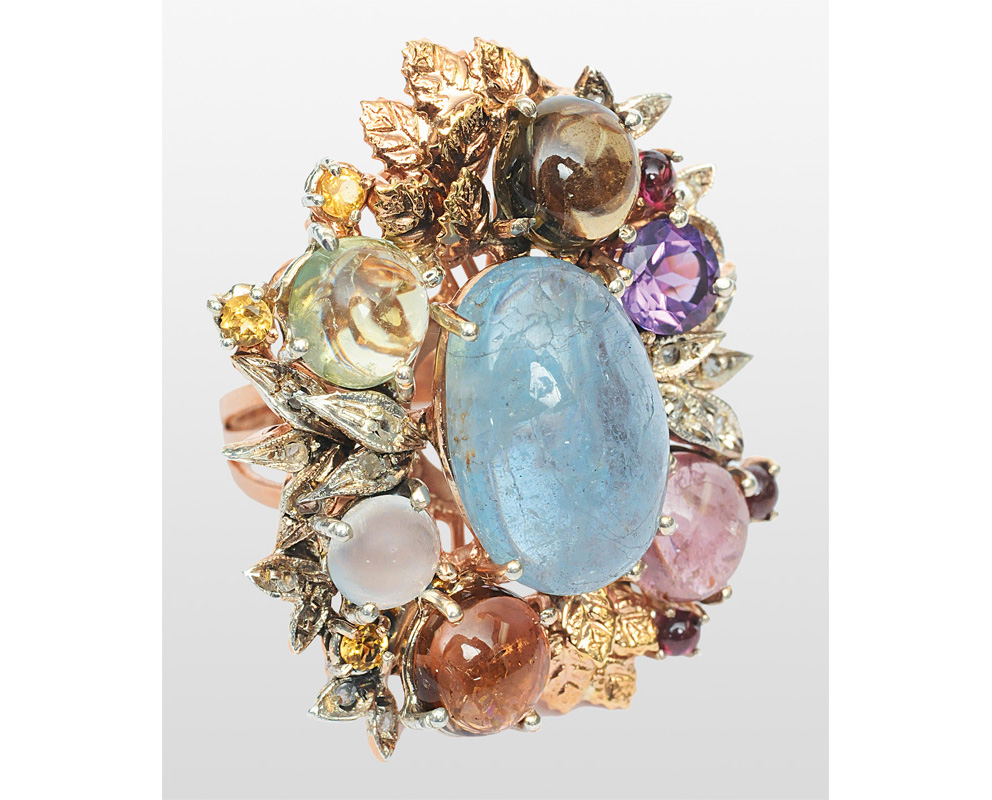 A flowershaped aquamarin ring with colour stones