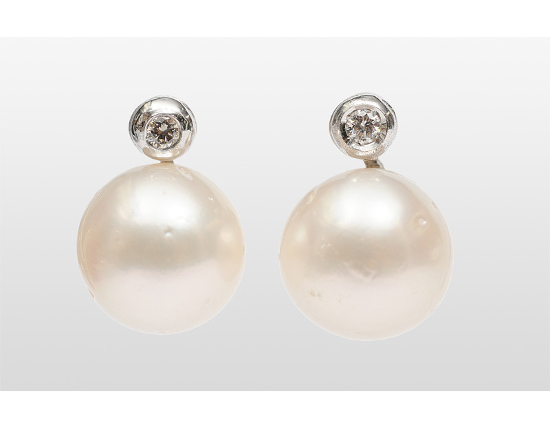 A pair of Southsea pearl earstuds with diamond