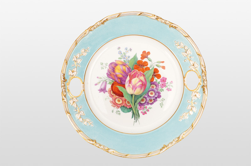 A plate with flower bouquet