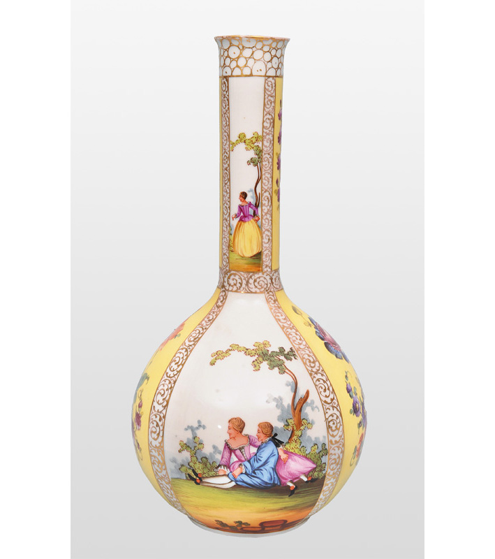 Gelbfond-Flaschenhalsvase mit Watteau-Szenen