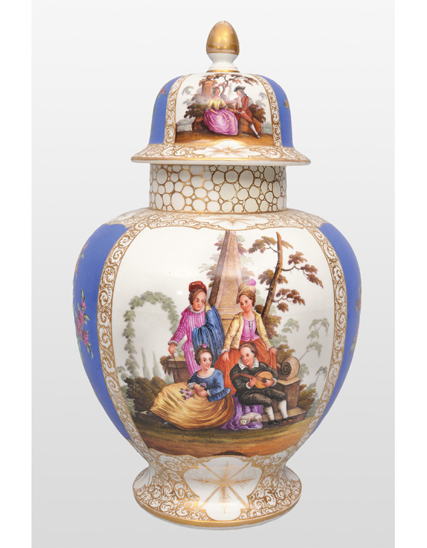 A tall cover vase with romantic scenes