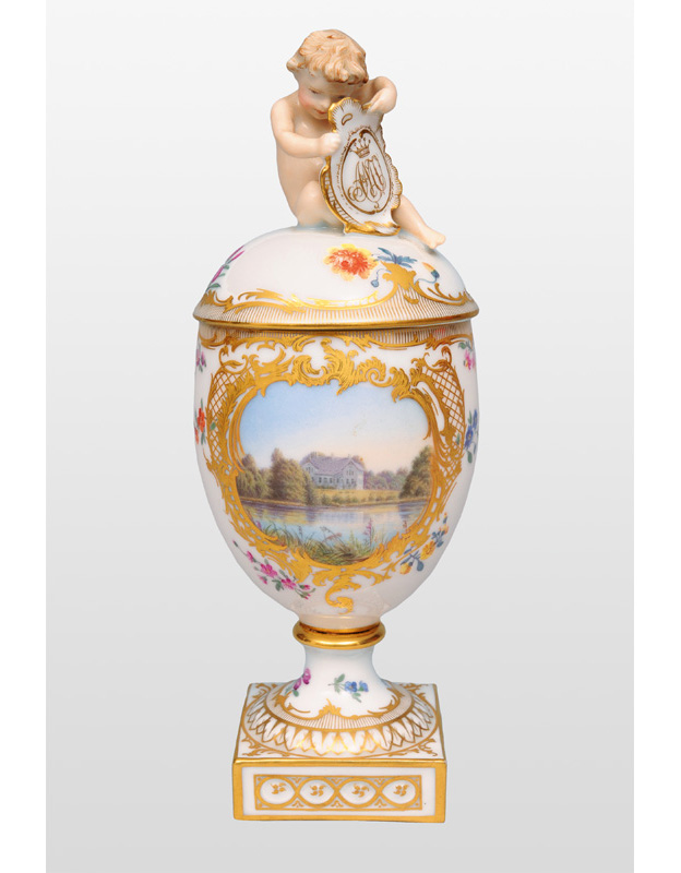 A cover vase with veduta of a Danish manor