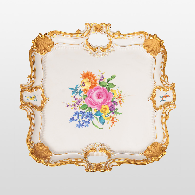 A plate with flower bouquet and gold decoration