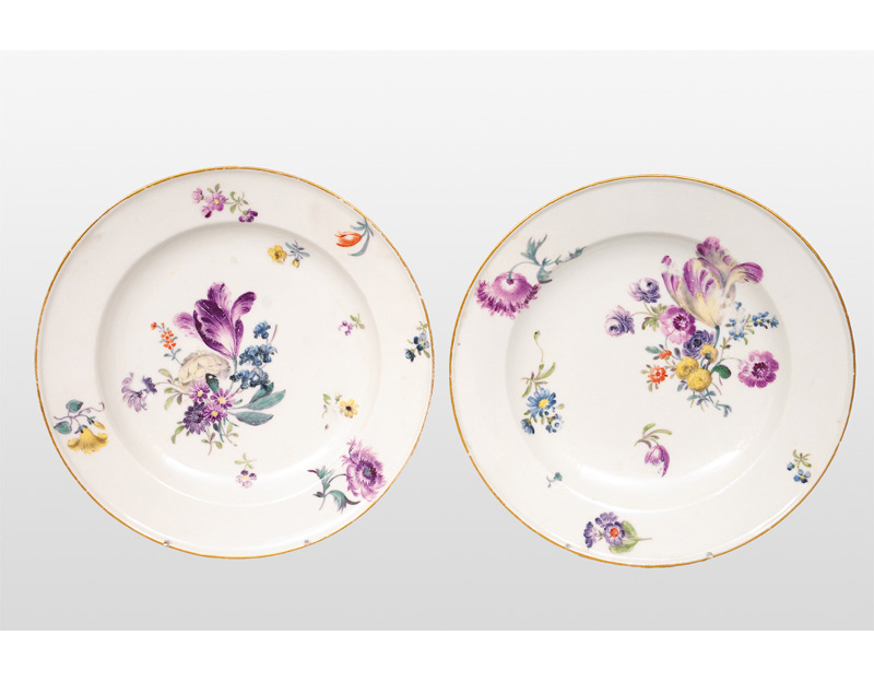 A pair of plate with flower painting