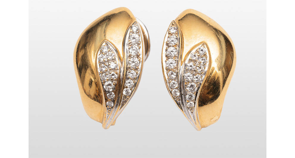 A pair of diamond earstuds