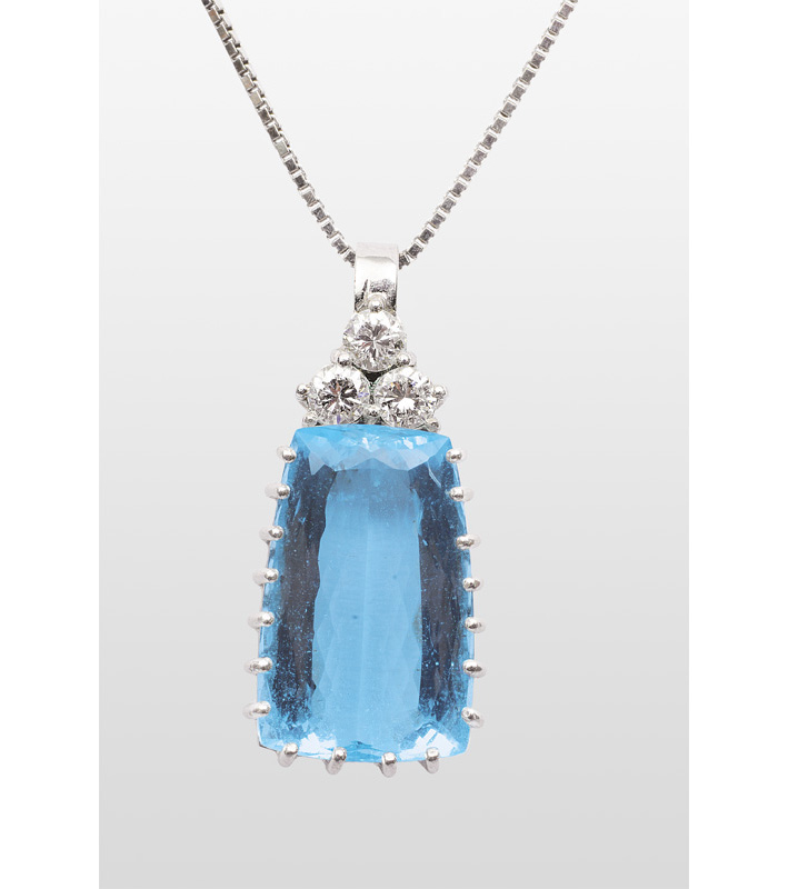 An aquamarin diamond pendant with necklace