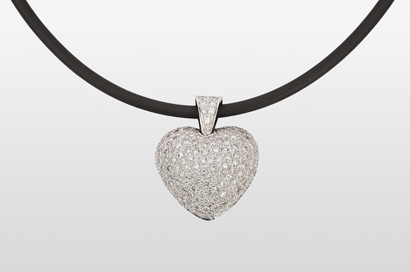 A heartshaped diamond pendant with necklace