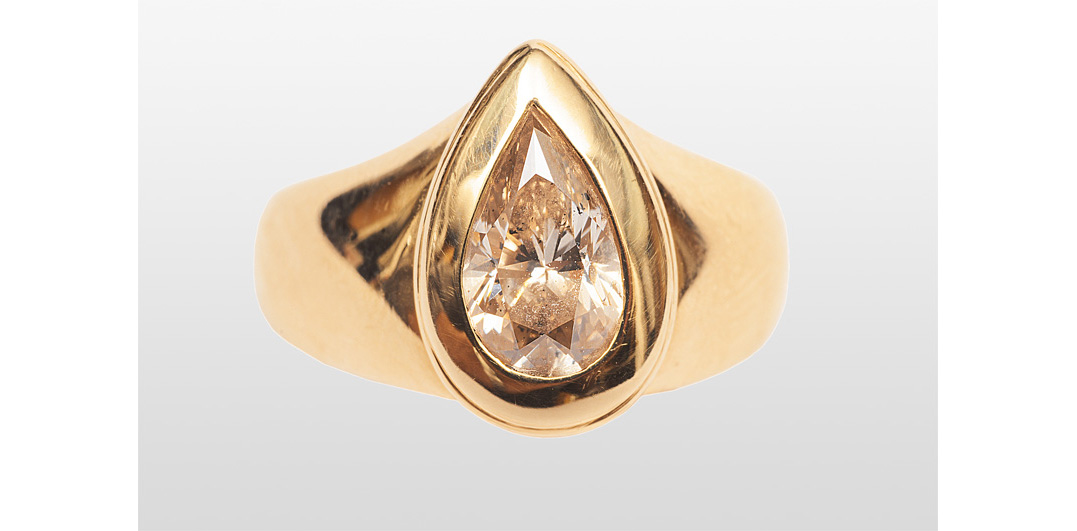Solitär-Ring mit tropfenförmigem Diamant
