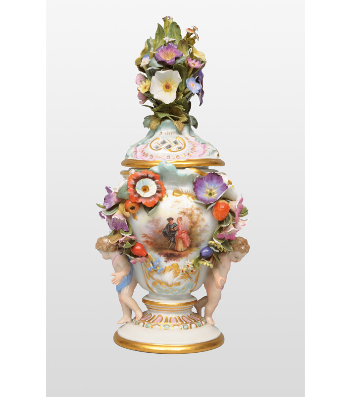 Kleine Potpourri-Vase mit Putti und Watteau-Szene