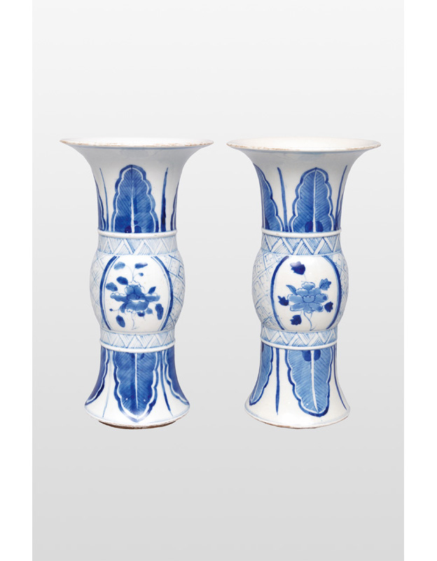 A pair of vases in Gu-shape