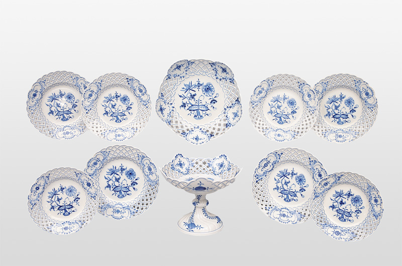 A set of 10 pieces "Zwiebelmuster" with fretwork rim