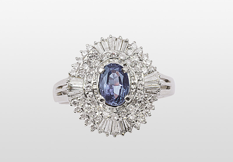 An alexandrit diamond ring
