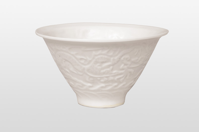 A lithophanie bowl with dragon decoration