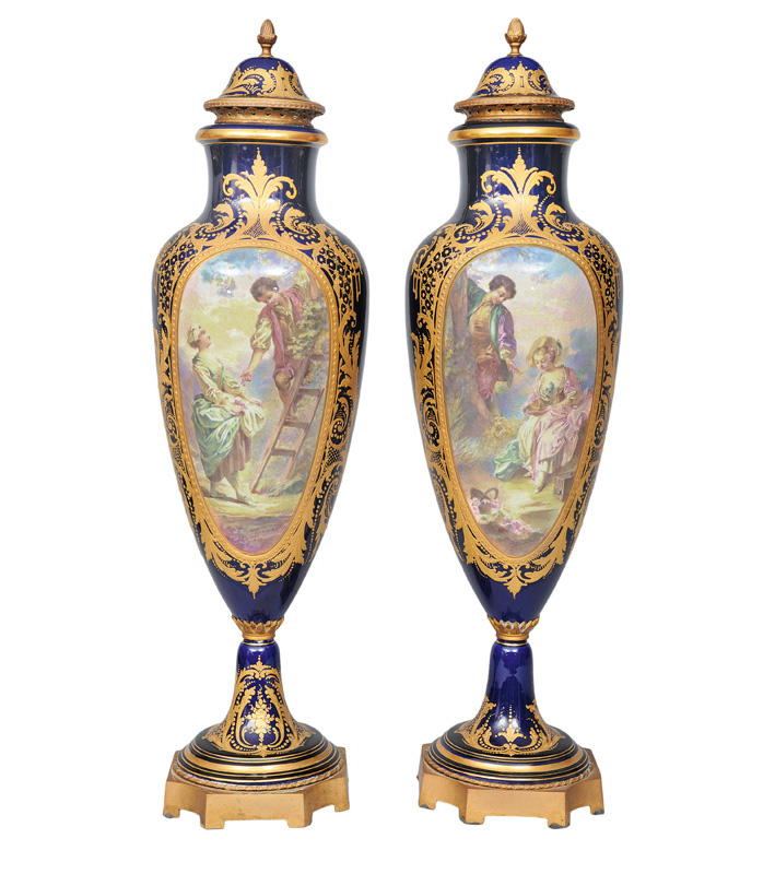 Paar Sèvres-Deckelvasen mit galanten Szenen