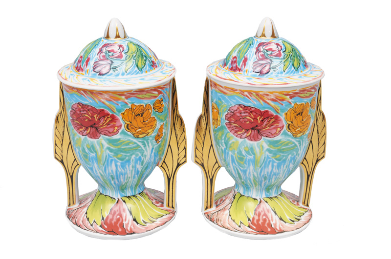 Paar Künstlertassen mit floralem Dekor