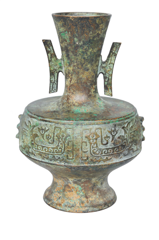 A bronze vase "Hu"