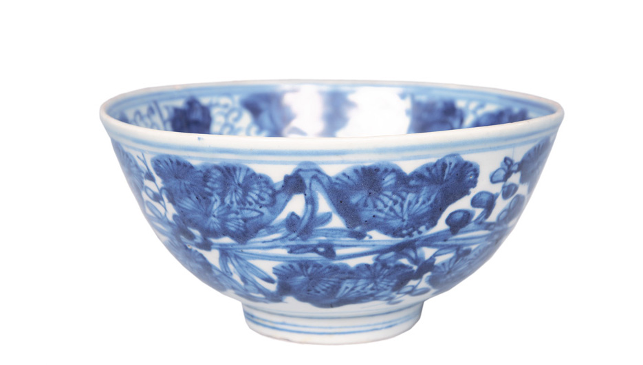 A bowl with "Three Friends of Winter" (Song Zhu Mei)