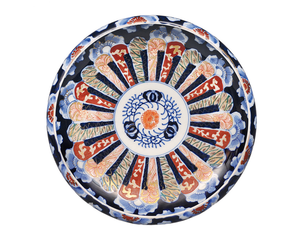 A bowl with fan decoration
