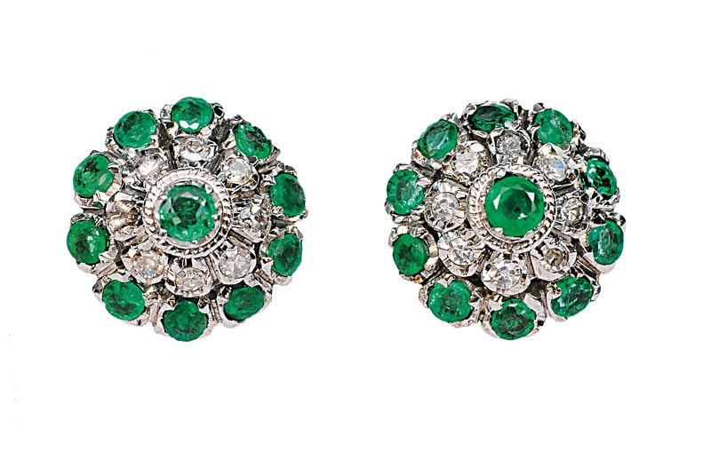 A pair of emerald diamond earstuds