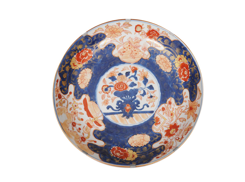 An Imari bowl with flower vase and Fô-dog