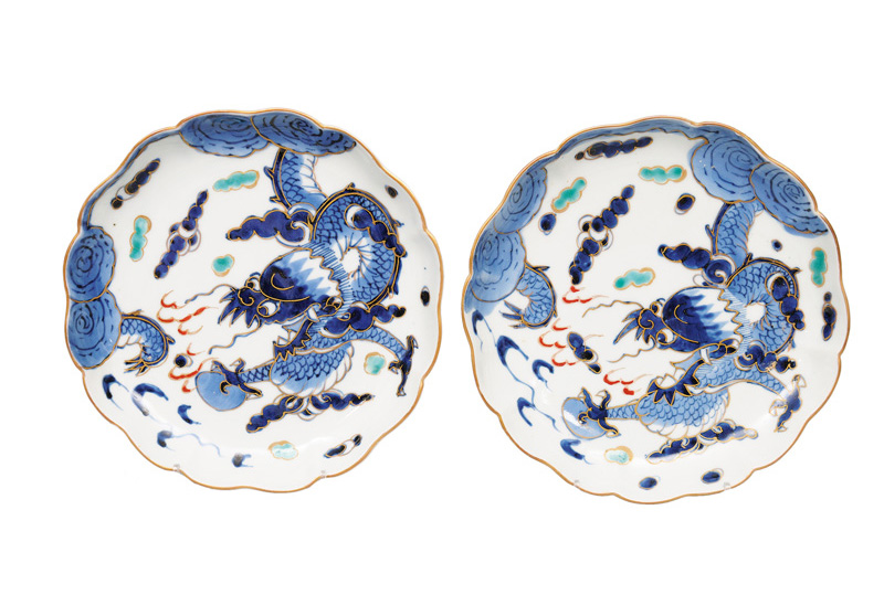 Paar Ko-Imari-Teller mit Drachen-Dekor