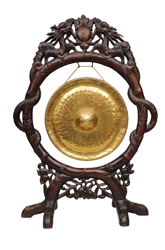 A tall dragon gong