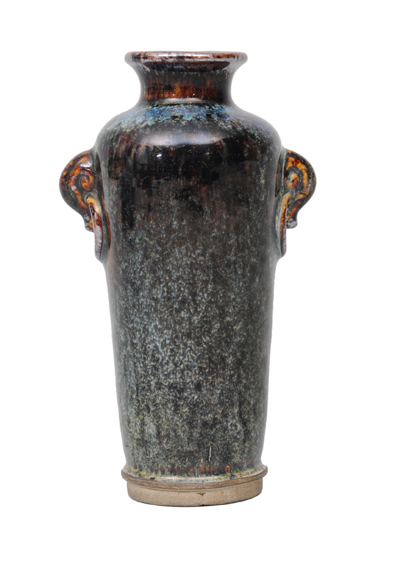 Kleine Ringhenkel-Vase mit Flambé-Glasur