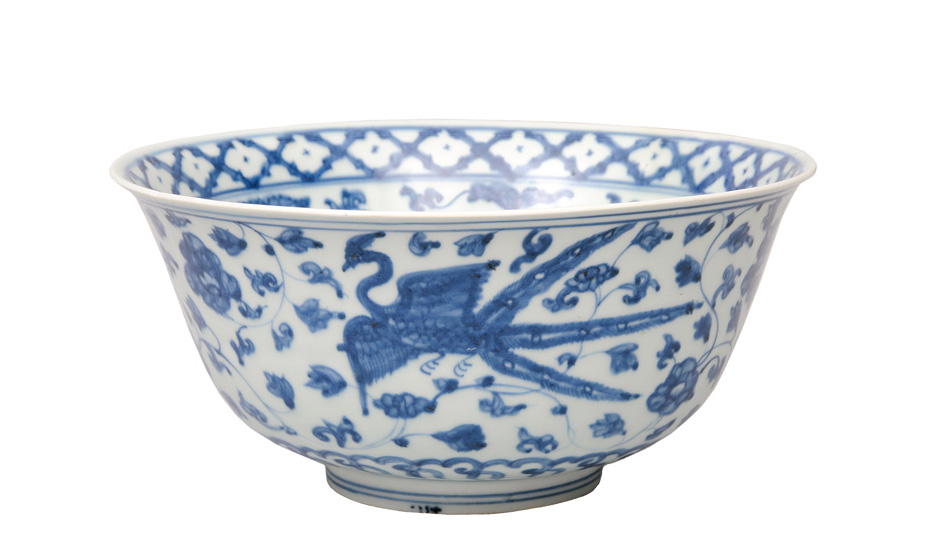 A large bowl with phoenix decoration